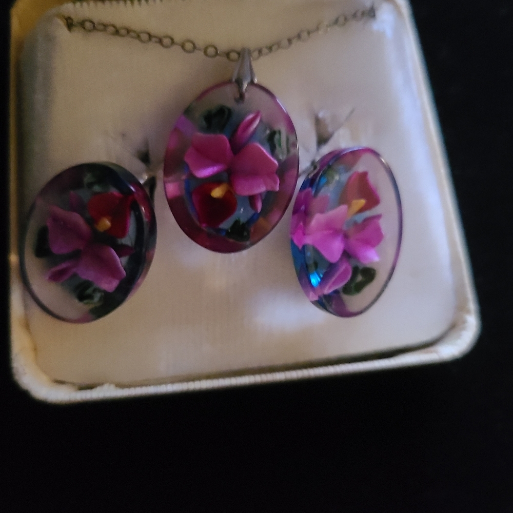 Flowers In Acrylic Necklace And Earrings Set